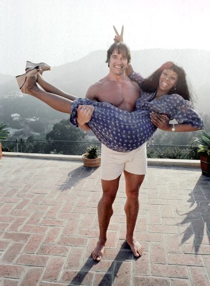 Donna Summer en los brazos de Arnold Schwarzenegger durante una fiesta en su casa en abril de 1977 en Los Ángeles.