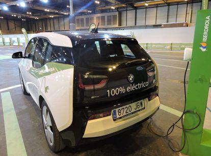 Un eléctrico de BMW recarga la batería en el circuito de pruebas para coches eléctricos del Salón Madrid Auto de Ifema.