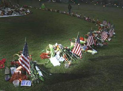 33 piedras han sido colocadas en el campus del Virginia Tech. Hay una por cada víctima de la matanza llevada a cabo por Seung-Hui Cho, y una para Cho mismo, la segunda por la izquierda en la foto.