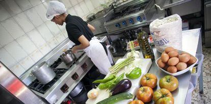 Cocina tradicional en el restaurante "La charca verde" (Madrid)