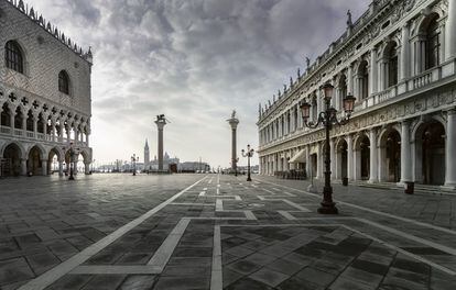 Venecia se convirtió en una ciudad fantasma a causa de la pandemia. En la plaza de San Marcos, uno de los rincones más frecuentados del planeta, se hizo el silencio por primera vez en su historia. Esta imagen es de marzo.
