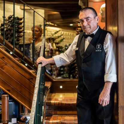 Manuel lleva 40 años trabajando como camarero en el mismo restaurante: Casa Robles, un clásico de Sevilla. 