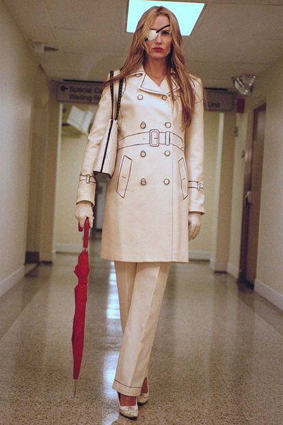 Kill Bill. La gabardina, esa prenda a medio camino entre lo policiaco, lo detectivesco y el misterio con cierto punto sensual, también ha sido uniforme de villanas como Daryl Hannah en el clásico de Tarantino. La suya es de Moschino.