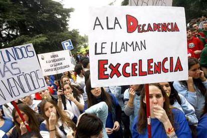 Protesta de un grupo de alumnos de la Universidad Complutense porque quieren colegios mayores segregados.
