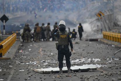 Un policía en Arequipa, frente a los manifestantes. El ministro de Defensa de Perú, Luis Alberto Otárola, ha anunciado el jueves que el Gobierno declarará el estado de emergencia en todo el territorio por 30 días, debido a la crisis política y a las protestas.