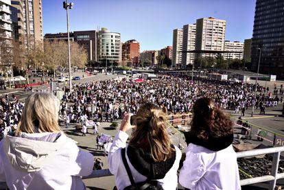 La huelga de médicos, maestros y taxistas en Cataluña traslada a la calle el bloqueo político 