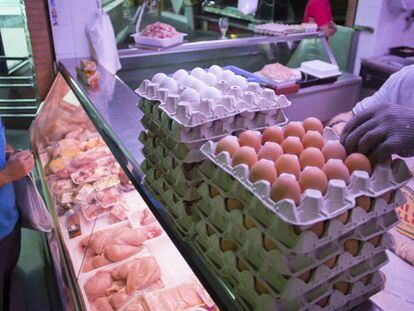 Un puesto de huevos en el mercado de Triana en Sevilla. 
