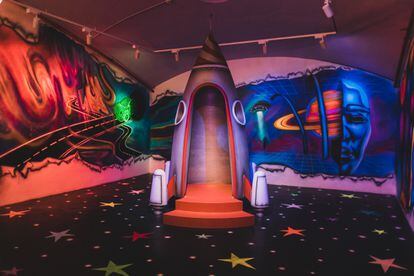 Sala diseñada por Ivanna Gautier en Sweet Space Museum donde aparece el cohete de Astro