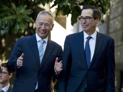 El viceprimer ministro chino Liu He, junto al secretario de Estado de EEUU, Steven Mnuchin, este viernes en Washington.