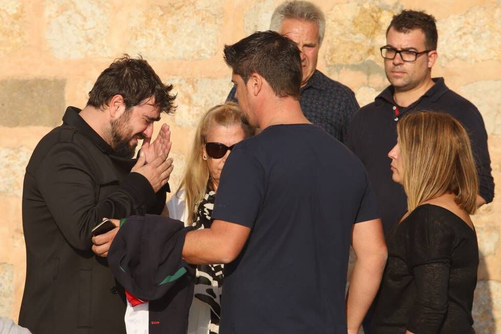 El cantante Antonio Orozco durante el entierro de Susana Prat en Sitges el 27 de octubre. 