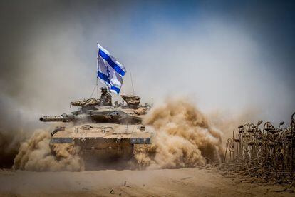 Un tanque Merkava israelí volviendo de la Franja de Gaza el 3 de agosto de 2014.