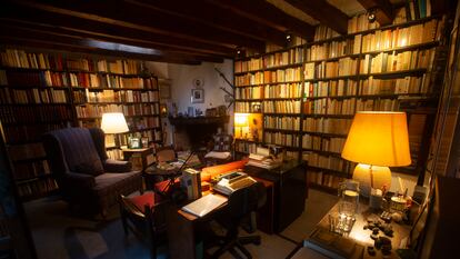 Biblioteca del Álvaro Mutis Jaramillo novelista y poeta colombiano(Bogotá, 25 de agosto de 1923-Ciudad de México, 22 de septiembre de 2013). Considerado uno de los escritores hispanoamericanos contemporáneos más importantes. Recibió, entre otros, el Premio Xavier Villaurrutia en 1988, el Premio Príncipe de Asturias de las Letras en 1997, el Premio Reina Sofía de Poesía Iberoamericana en 1997, el Premio Cervantes en 2001 y el Premio Internacional Neustadt de Literatura en 2002. Murio en la Ciudad de México en el 2013.