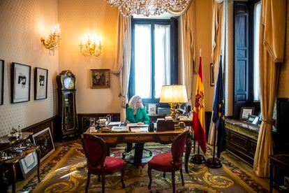 La presidenta Meritxel Batet trabaja en su despacho ante un cuadro de Sorolla y un reloj de pared. 