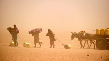 Mujeres y niñas buscaban agua en Wajir, Kenia, durante una tormenta de arena. El este de África sufre la peor sequía de los últimos 20 años.
