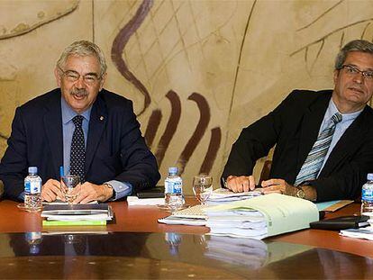 Pasqual Maragall (izquierda) y Joan Saura, durante la reunión de ayer del Gobierno catalán.