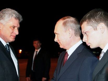 El primer vicepresidente de Cuba, a la izquierda, recibe a Putin en el aeropuerto de la Habana