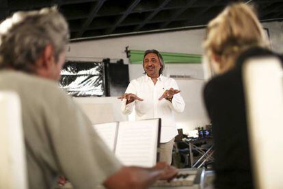 Parte de un ensayo de '27 Flamenco', al fondo, Juan Carmona.