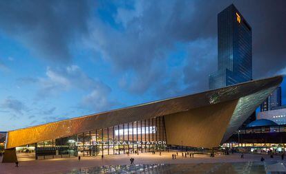 Una gran cubierta de 250 metros -revestida en el interior con madera de cedro- cubre este gran nudo de transporte ferroviario en el centro de la ciudad holandesa de Róterdam. La zona del vestíbulo está iluminada por unos lucernarios, mientras que los andenes cuentan con una cubierta traslúcida: en total, 28.000 metros cuadrados de vidrio que se juntan con franjas de placas solares. El proyecto se terminó en su conjunto el pasado mes de marzo y lo firman tres estudios: Benthem Crouwel Architects, MVSA Meyer en Van Schooten Architecten y West 8.