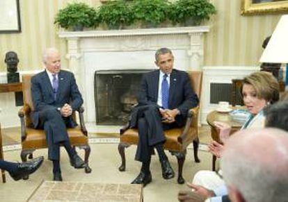 El presidente estadounidense, Barack Obama (2-d), y el vicepresidente Joe Biden (i) se reúnen con líderes demócratas en la Casa Blanca, en Washington (EE.UU.). Entre los líderes se destaca la demócrata Nancy Pelosi (d) por California.