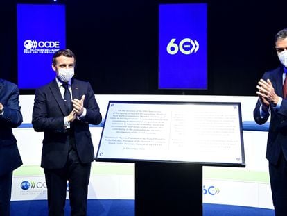 Desde la izquierda, el secretario general de la OCDE, Ángel Gurría; el presidente francés, Emmanuel Macron, y el presidente del Gobierno, Pedro Sánchez, en la conmemoración del 60º aniversario de la organización.