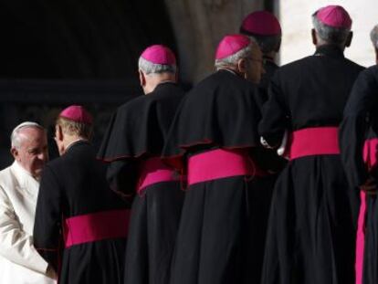 El Papa se re&uacute;ne con los obispos tras su audiencia semanal en el Vaticano.