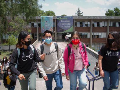 Un grupo de alumnos camina por uno de los puentes de la Facultad de Contaduría y Administración de la UNAM.