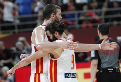 Marc Gasol y Ricky Rubio se abrazan tras la victoria ante Australia.