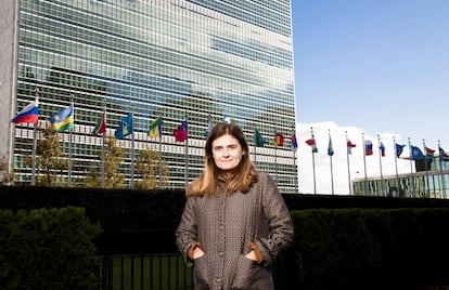 Paloma Escudero con la sede de Naciones Unidas en Nueva York al fondo.