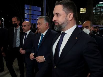 El primer ministro de Hungría, Viktor Orbán (segundo por la derecha), es recibido por el líder de Vox, Santiago Abascal (a la derecha), en enero de 2022 en Madrid.