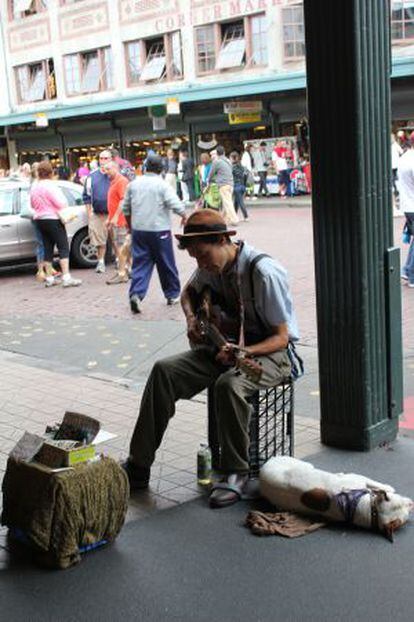 Un músico callejero en Seattle.