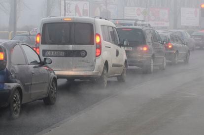 Varios coches emiten humo en un atasco en Bydgoszcz (Polonia).