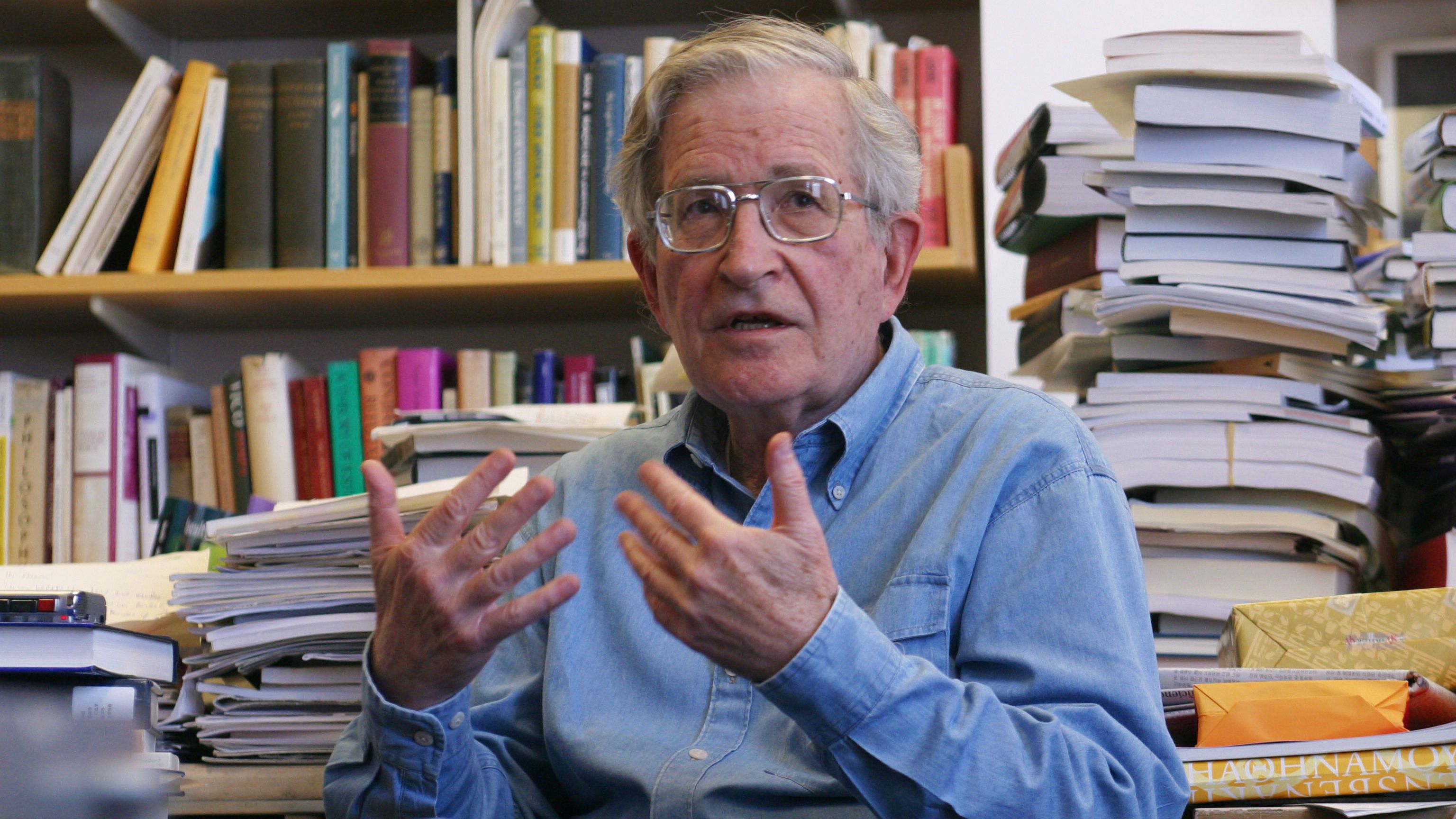 Chomsky sufrió un ictus hace un año y está convaleciente en un centro médico de Brasil