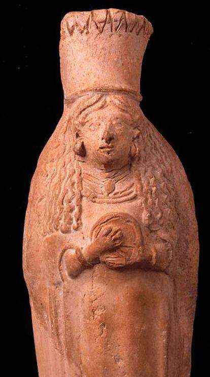 Figura femenina amb túnica del segle V a.C. Puig des Molins (Eivissa).