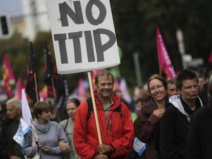 Manifestantes contra el TTIP e, durante la marcha en Berlín.