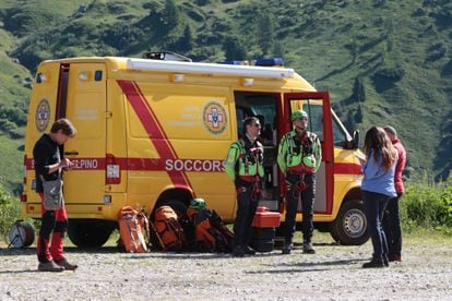 Miembros de los equipos de rescate se preparan para las operaciones de búsqueda después de que el glaciar colapsara el domingo, tras alcanzar los 10 grados centígrados en la cumbre.
