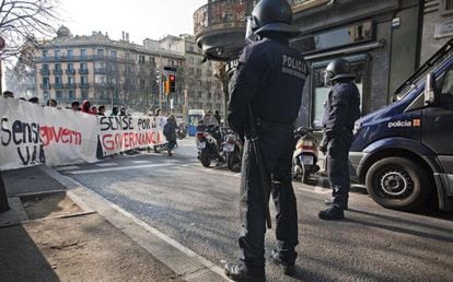 Estudiantes manifest&aacute;ndose ante la sede del departamento de Economia.