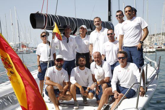 Don Felipe junto a los 11 miembros de la tripulación con la que participa en la Copa del Rey de Vela.