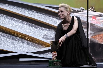 Cate Blanchett, con la Copa Volpi a la mejor actriz.