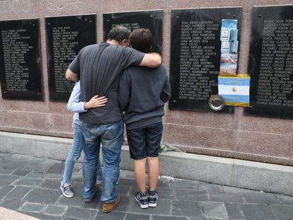 Un veterano de Malvinas recuerda a sus compa&ntilde;eros muertos a 35 a&ntilde;os de la guerra, frente al cenotafio de la Plaza San Mart&iacute;n, en Buenos Aires.