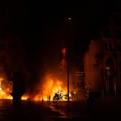 Incendio provocado por los manifestantes que apoyan a Pablo Hasel durante los disturbios en Barcelona (España), a 17 de febrero de 2021. El rapero Pablo Hasel ingresó la mañana de ayer martes en el centro penitenciario de Ponent, en Lleida, tras ser arrestado por los Mossos d'Esquadra. Está condenado por la Audiencia Nacional a dos años, cuatro meses y quince días de cárcel por los delitos de enaltecimiento del terrorismo e injurias a la corona. Como consecuencia a su encarcelamiento, ayer por la noche se produjeron varias protestas en otros puntos de España que dejaron un total de 14 detenidos y 33 heridos. Hoy es la primera en Madrid.
17 FEBRERO 2021;HASEL;BARCELONA;MANIFESTACION;BARRICADAS
David Zorrakino / Europa Press
17/02/2021