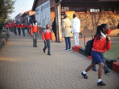 Alumnos de una escuela de primaria en Ekurhuleni (Sudáfrica), el 3 de agosto de 2021.