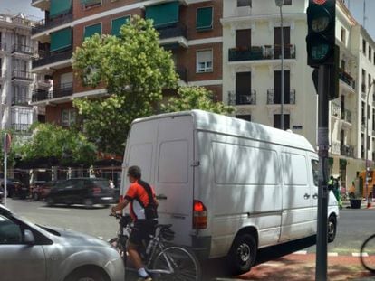 Un coche detiene la circulaci&oacute;n de un ciclista en la calle de Santa Engracia.