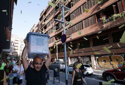 Un hombre sostiene una urna durante una marcha para conmemorar el 1 de octubre, este lunes en Barcelona. El gran acto de la jornada tendrá lugar a las seis y media de la tarde. Se trata de una manifestación que discurrirá por las calles de la capital catalana bajo el lema 'Recuperemos el 1-O'.