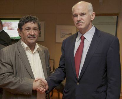 Yorgos Papandreu (derecha), con el enviado libio Abdelati Obeidi.
