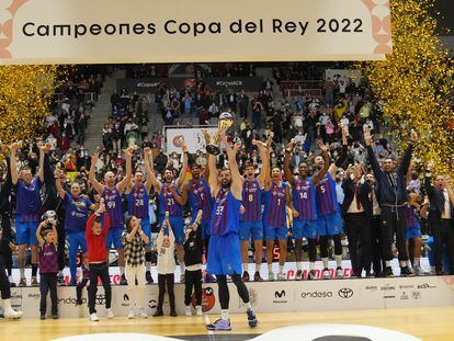 Los jugadores del Barça celebran la conquista de la Copa del Rey de Granada. acbphoto