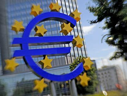 El símbolo del euro en frente de la ex sede del Banco Central Europeo en Fráncfort.