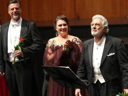 Plácido Domingo, junto al reparto de 'Luisa Miller', de Verdi, en el Festival de Salzburgo.