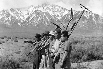 Un grupo de japoneses busca tierras para construir una granja en 1942.