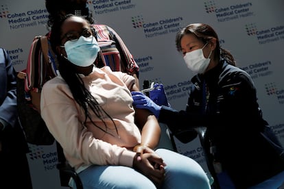 Sydney Jordan, de 13 años, recibe una dosis de la vacuna de Pfizer-BioNTech en el Centro Médico Infantil Cohen de Northwell Health en New Hyde Park, Nueva York, Estados Unidos, el 13 de mayo de 2021.
