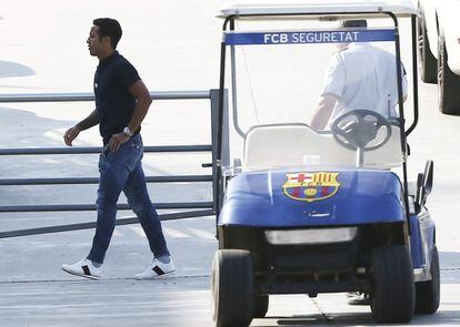 Thiago, nuevo jugador del Bayern de Múnich por 25 millones de euros, a su llegada a la ciudad deportiva del Barcelona, donde se ha despedido de sus excompañeros.